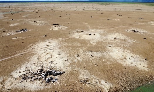 Hồ Trị An cạn trơ đáy, nhìn như hoang mạc giữa mùa khô hạn. Ảnh: Hà Anh Chiến