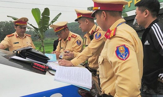 Lực lượng CSGT tỉnh Tuyên Quang kiểm tra, phát hiện nhiều trường hợp sử dụng giấy phép lái xe giả. Ảnh: Công an Tuyên Quang