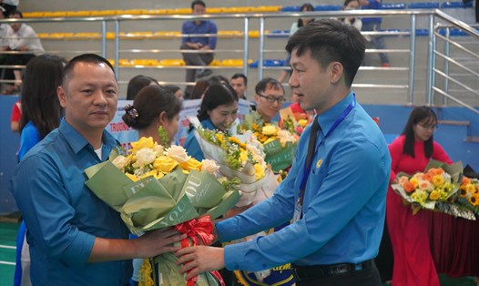 Lãnh đạo Công đoàn ngành Giáo dục Hải Phòng tặng hoa các đội tham gia giải bóng chuyền. Ảnh: Mai Dung