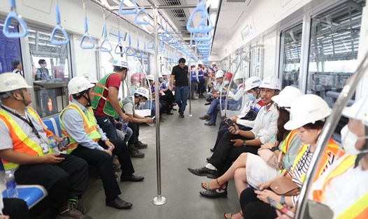 Dự kiến hành khách được đi Metro số 1 miễn phí trong tháng đầu khai thác.  Ảnh: MAUR