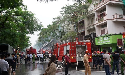 Hiện trường vụ cháy phòng trà 4 tầng ở phố Văn Cao, Hải Phòng. Ảnh: Mai Dung