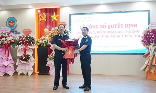 Phó Tổng cục trưởng Tổng cục Hải quan Hoàng Việt Cường (bên phải) trao quyết định và tặng hoa chúc mừng Tân Cục trưởng Cục Hải quan Thừa Thiên Huế Nguyễn Quang Thanh. Ảnh: CTV.
