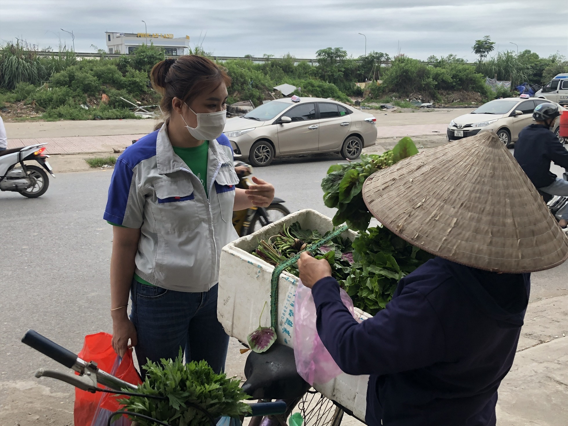 Công nhân Khu công nghiệp Quang Châu (huyện Việt Yên, tỉnh Bắc Giang) tranh thủ mua rau trên đường về phòng trọ, sau khi kết thúc giờ làm việc. Ảnh: Quế Chi