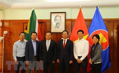 Đại diện Ban liên lạc cộng đồng người Việt Nam tại Nam Phi chụp ảnh lưu niệm cùng đại diện Đại sứ quán Việt Nam tại Nam Phi. Ảnh: TTXVN