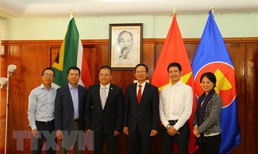 Đại diện Ban liên lạc cộng đồng người Việt Nam tại Nam Phi chụp ảnh lưu niệm cùng đại diện Đại sứ quán Việt Nam tại Nam Phi. Ảnh: TTXVN