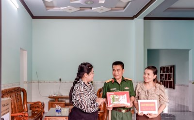 Bà Nguyễn Thu Thủy - đại diện Vedan Việt Nam trao quà cho gia đình đại úy quân nhân chuyên nghiệp Ngô Công Tấn. Ảnh: Vedan