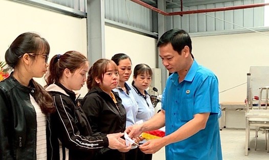 Công nhân, lao động nhận hỗ trợ tại lễ phát động Tháng công nhân của LĐLĐ TP Thái Bình. Ảnh: Bá Mạnh