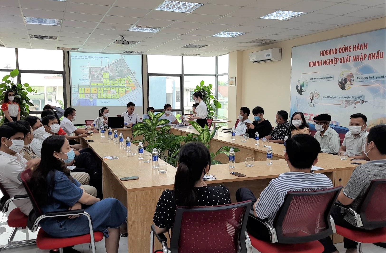 Khách hàng tham gia buổi công bố giá sau khi nộp hồ sơ đấu giá đất. Ảnh: H.Nguyên