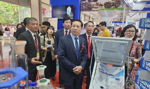Nhiều trang thiết bị y tế mới, hiện đại được giới thiệu tại Triển lãm Quốc tế chuyên ngành Y Dược Việt Nam lần thứ 30. Ảnh: Bộ Y tế