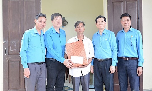 Ông Phạm Hoài Phương - Chủ tịch Công đoàn Giao thông Vận tải Việt Nam (thứ 2, từ trái sang) - trao quà cho công nhân có hoàn cảnh khó khăn. Ảnh: Hà Anh