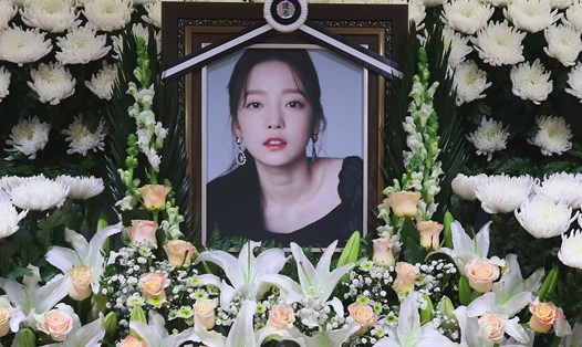 Chân dung Goo Hara tại bàn thờ tưởng niệm ở một bệnh viện tại Seoul, Hàn Quốc năm 2019. Ảnh: AFP