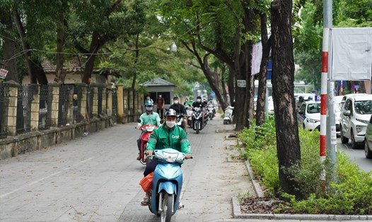 Đoạn vỉa hè ở phố Huỳnh Thúc Kháng từng là bãi trông giữ ôtô. Ảnh: Hữu Chánh