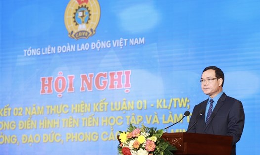 Ông Nguyễn Đình Khang - Uỷ viên Trung ương Đảng, Chủ tịch Tổng LĐLĐVN phát biểu tại hội nghị. Ảnh: Hải Nguyễn