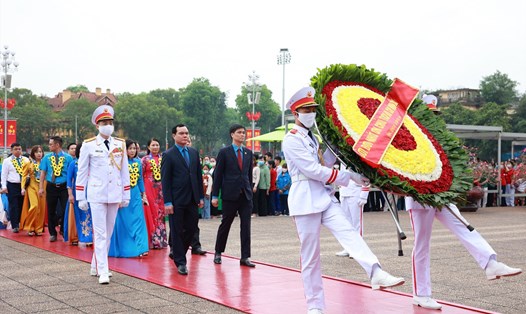 Đoàn đại biểu vào lăng viếng Chủ tịch Hồ Chí Minh. Ảnh: Hải Nguyễn