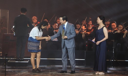 Phó Thủ tướng Chính phủ Trần Hồng Hà trao giải thưởng quan trọng nhất trong đêm - Phim châu Á xuất sắc nhất cho đạo diễn Hà Lệ Diễm với phim "Những đứa trẻ trong sương". Ảnh: Mai Hương