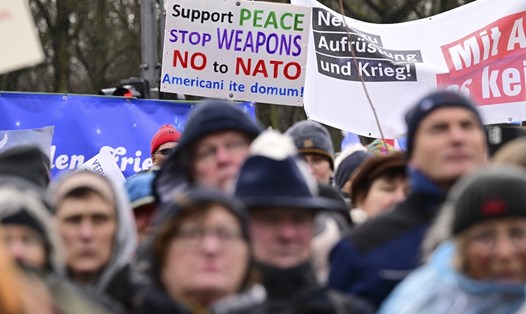 Hàng nghìn người biểu tình tại Berlin, Đức, phản đối NATO cung cấp vũ khí cho Ukraina, kêu gọi đàm phán hòa bình với Nga, ngày 25.2.2023. Ảnh: Xinhua