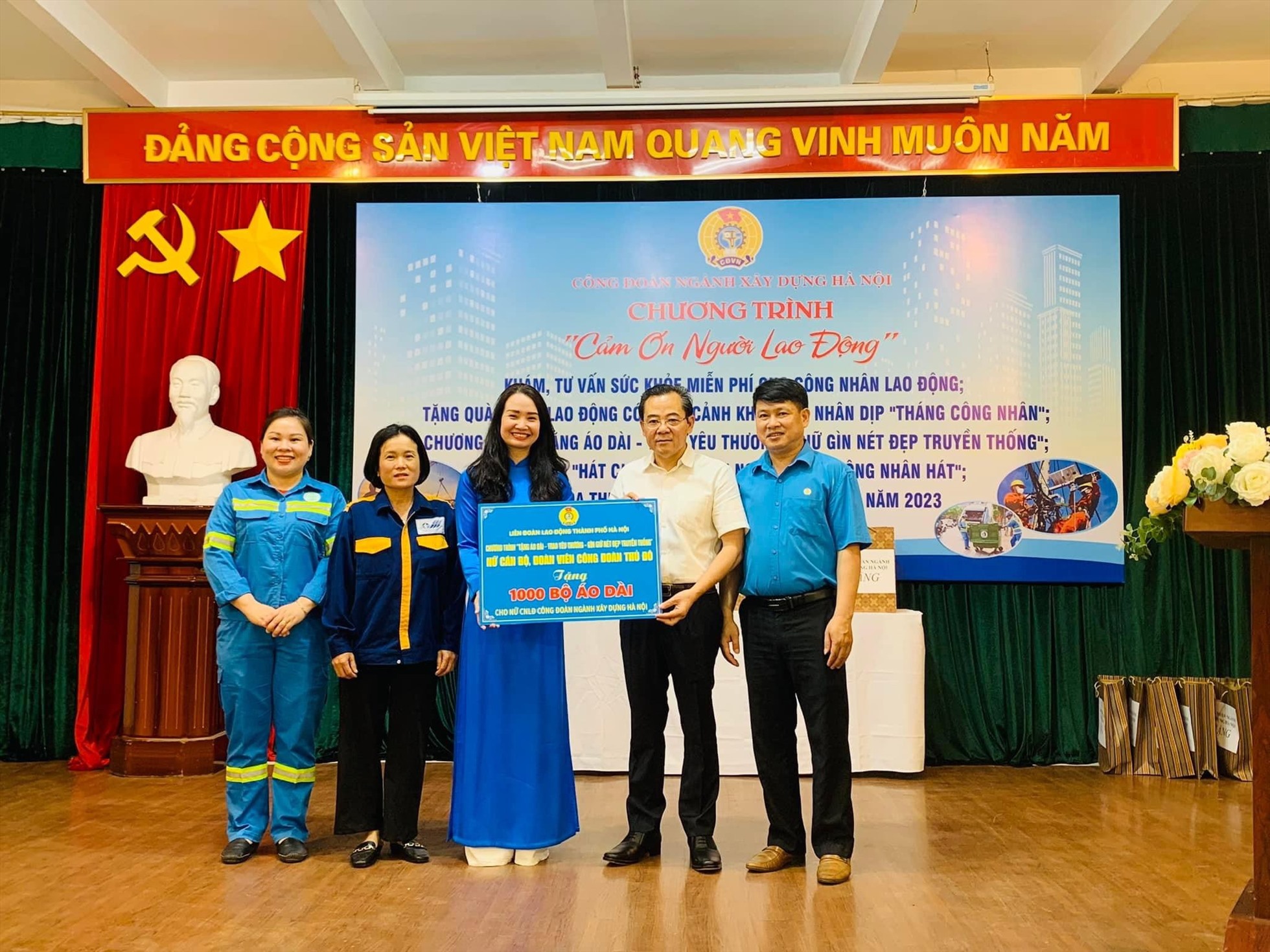 LĐLĐ TP Hà Nội trao 1.000 bộ áo dài cho công nhân ngành Xây dựng Hà Nội tại chương trình "Cảm ơn người lao động" nhân Tháng Công nhân. Ảnh: CĐCS