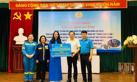 LĐLĐ TP Hà Nội trao 1.000 bộ áo dài cho công nhân ngành Xây dựng Hà Nội tại chương trình "Cảm ơn người lao động" nhân Tháng Công nhân. Ảnh: CĐCS