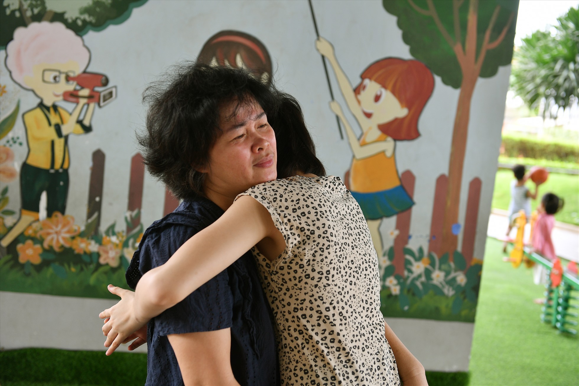 Mẹ luôn là chỗ dựa của con.