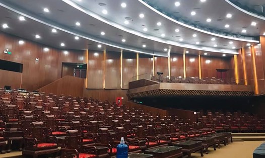 Nhà hát dân ca quan họ Bắc Ninh sử dụng toàn bộ là ghế gỗ Đồng Kỵ. Ảnh: Vân Trường