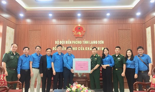 LĐLĐ tỉnh Bắc Giang và LĐLĐ tỉnh Lạng Sơn trao hỗ trợ xây dựng tuyến đường lên cột mốc biên giới. Ảnh: Công đoàn Lạng Sơn