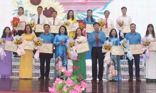 LĐLĐ tỉnh Lạng Sơn trao tặng Bằng khen cho các điển hình trong học tập và làm theo tư tưởng, đạo đức, phong cách Hồ Chí Minh. Ảnh: Công đoàn Lạng Sơn