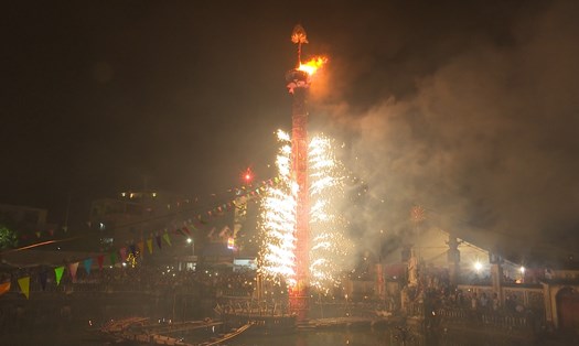 Cây đình liệu khổng lồ được dân làng dựng ở ao trước cửa đền. Ảnh: Nam Hồng