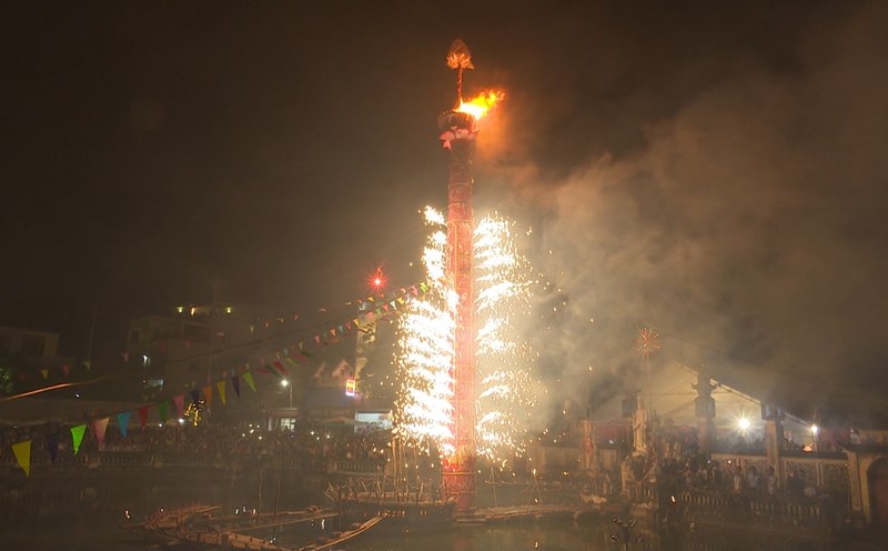 Cây đình liệu khổng lồ được dân làng dựng ở ao trước cửa đền. Ảnh: Nam Hồng