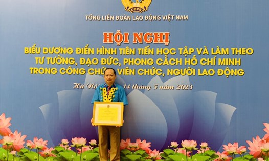 Chủ tịch Công đoàn Bệnh viện đa khoa Lâm Đồng Nguyễn Xuân Tạo được Tổng Liên đoàn Lao động Việt Nam khen thưởng về học tập và làm theo Bác. Ảnh: Đức Thiệm