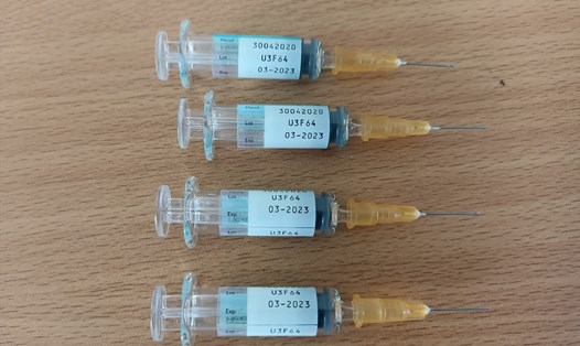 4 vỏ vaccine Hexaxim hết hạn sử dụng được tiêm cho các cháu nhỏ. Ảnh: Minh Hoàng