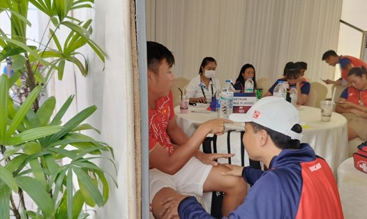 Lý Hoàng Nam được chăm sóc y tế, hạ sốt trước trận chung kết đơn nam môn quần vợt SEA Games 32. Ảnh: Nguyễn Đăng