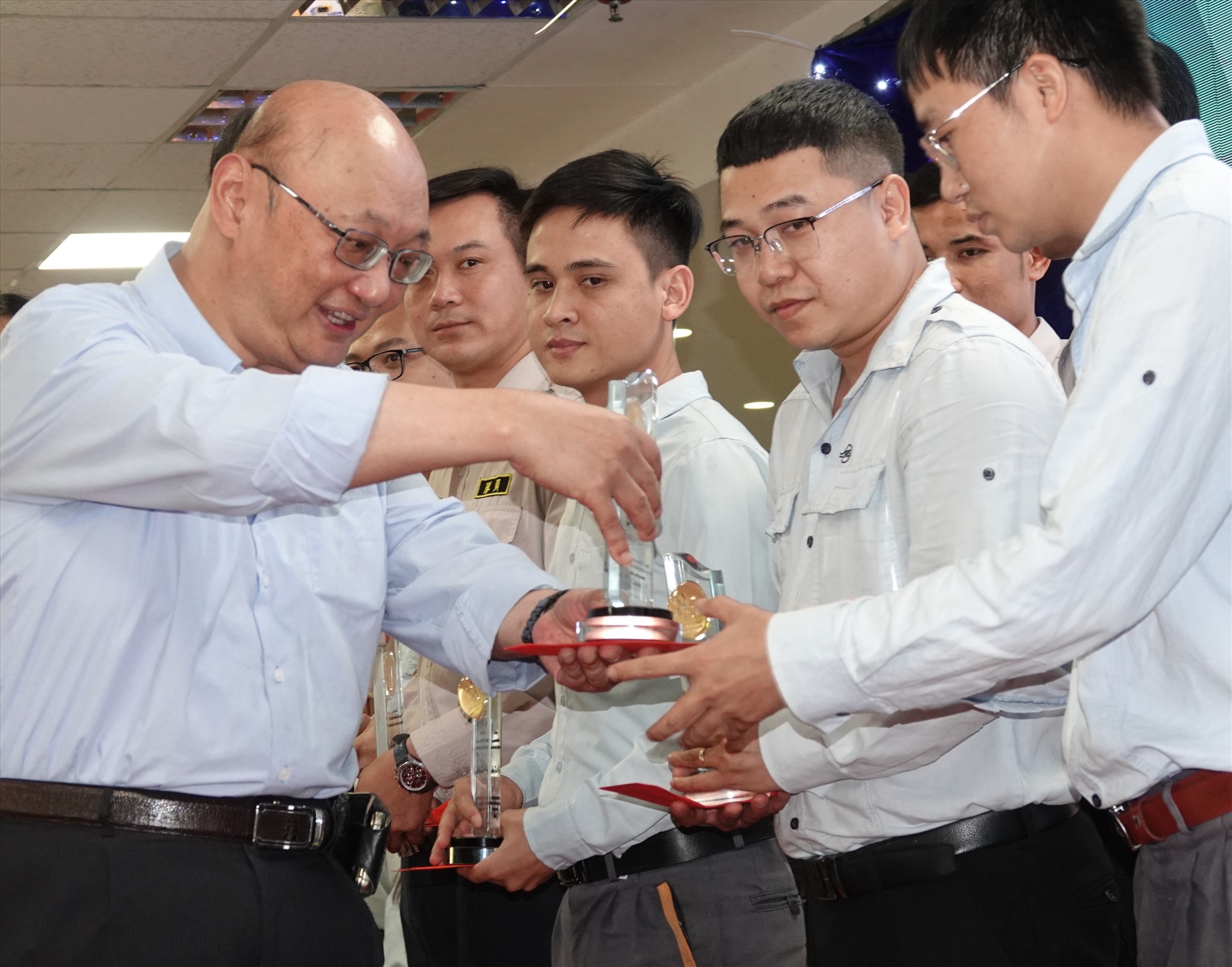Ông Lý Tân Hoa - Phó Tổng Giám đốc Công ty Formosa Hà Tĩnh tặng thưởng cho nhân viên xuất sắc, gắn bó lâu năm với công ty. Ảnh:Trần Tuấn