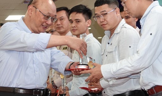 Ông Lý Tân Hoa - Phó Tổng Giám đốc Công ty Formosa Hà Tĩnh tặng thưởng cho nhân viên xuất sắc, gắn bó lâu năm với công ty. Ảnh:Trần Tuấn