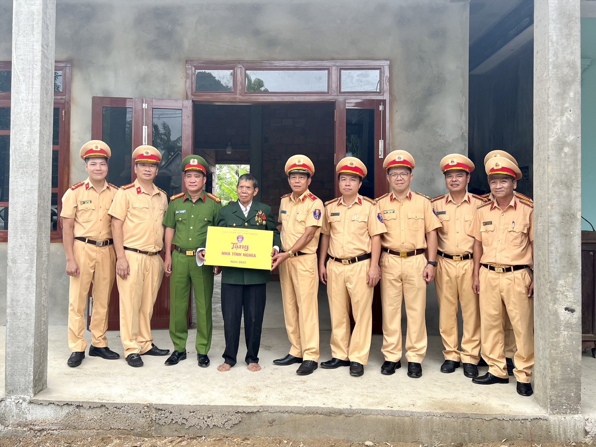 Trao tặng nhà tình nghĩa cho gia đình có hoàn cảnh khó khăn. Ảnh: Công an cung cấp