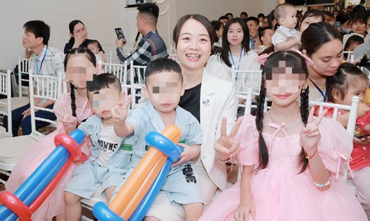 Bác sĩ Hiền chụp ảnh cùng những em bé ra đời từ thụ tinh ống nghiệm. Ảnh: Bệnh viện cung cấp