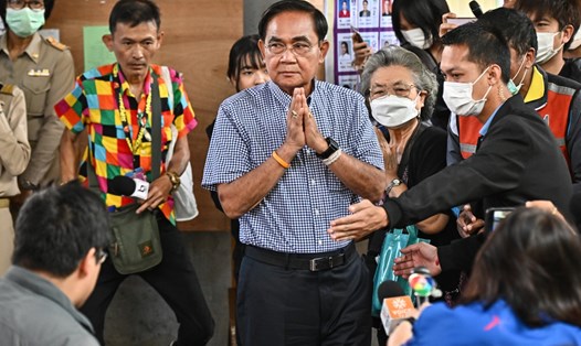 Thủ tướng Thái Lan Prayut Chan-o-cha (giữa), ứng viên đảng UTN, bỏ phiếu ở Bangkok ngày 14.5.2023. Ảnh: AFP