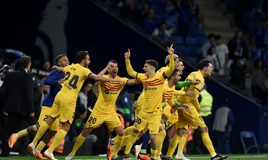 Các cầu thủ Barcelona vui mừng sau khi chính thức vô địch La Liga.  Ảnh: AFP