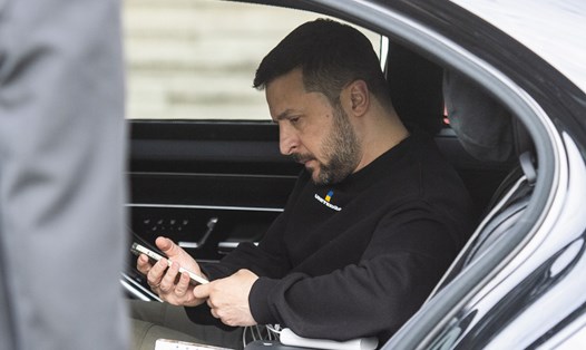 Tổng thống Ukraina Volodymyr Zelensky ngồi trong ôtô và kiểm tra điện thoại di động sau khi rời Điện Bellevue ở Berlin, Đức. Ảnh: AFP