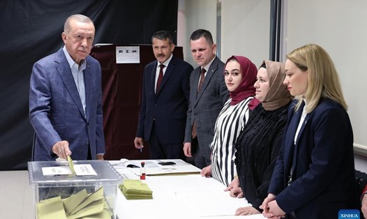 Tổng thống Thổ Nhĩ Kỳ Recep Tayyip Erdogan (trái) bỏ phiếu ngày 14.5.2023. Ảnh: Xinhua