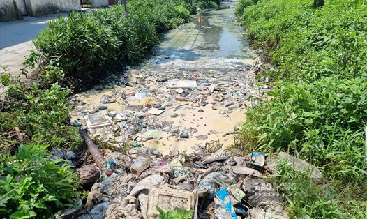 Cận cảnh sông, mương tại Nam định bị làng nghề tái chế nhôm "bức tử". Ảnh: Hà Vi