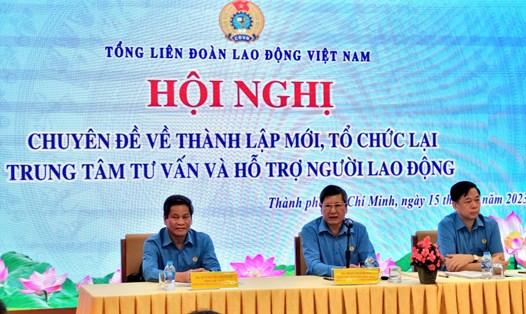Phó Chủ tịch Thường trực Tổng LĐLĐ Việt Nam Trần Thanh Hải (giữa)- chủ trì hội nghị. Ảnh: Nam Dương