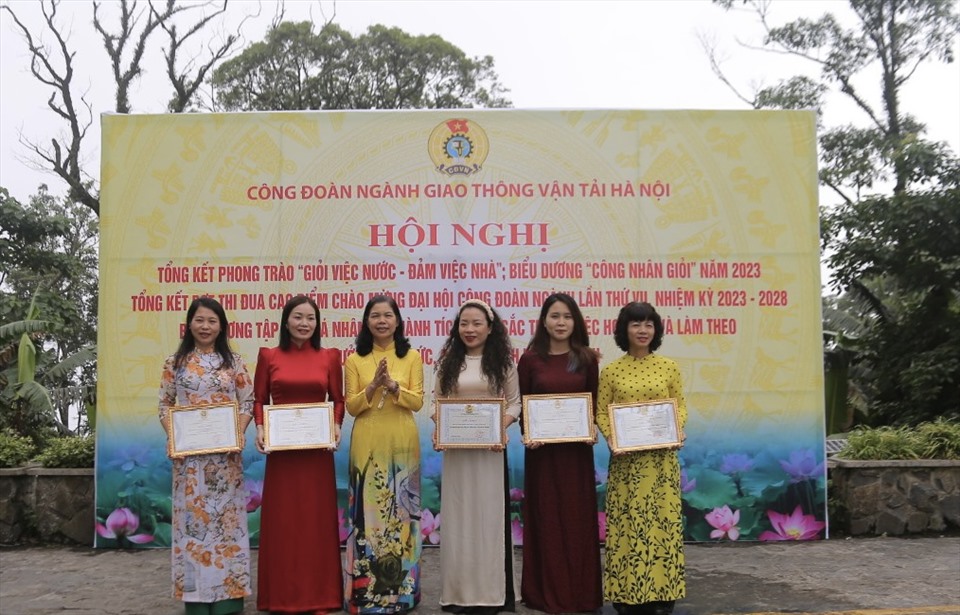 Lãnh đạo Liên đoàn Lao động Thành phố Hà Nội trao khen thưởng thi đua cho đoàn viên ngành Giao thông Vận tải Hà Nội. Ảnh: CĐCS