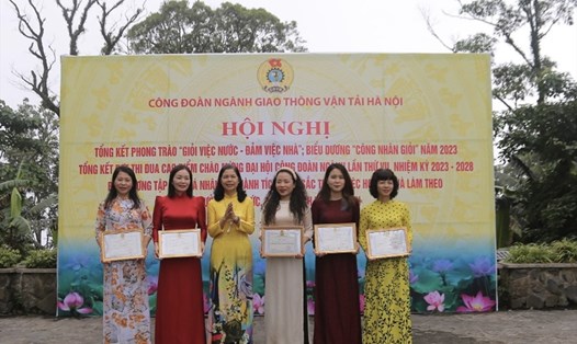 Lãnh đạo Liên đoàn Lao động Thành phố Hà Nội trao khen thưởng thi đua cho đoàn viên ngành Giao thông Vận tải Hà Nội. Ảnh: CĐCS