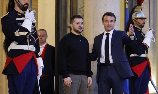 Tổng thống Pháp Emmanuel Macron (phải) đón Tổng thống Ukraina Volodymyr Zelensky thăm Paris, ngày 14.5.2023. Ảnh: AFP