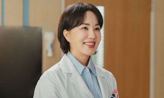 “Bác sĩ Cha” và Uhm Jung Hwa được yêu thích nhất tuần. Ảnh: Nhà sản xuất JTBC