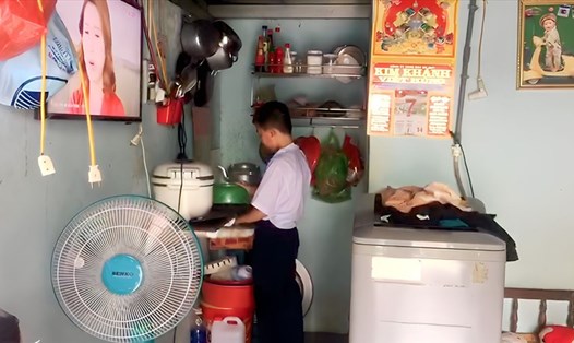Nhiều công nhân có con đi học ở Đà Nẵng chật vật với giá điện tăng. Ảnh: Nguyễn Linh