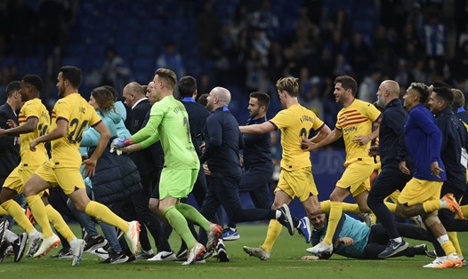 Các cầu thủ Barcelona phải chạy vào đường hầm để tránh sự tấn công của cổ động viên Espanyol.  Ảnh: AFP