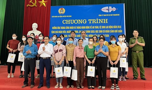 Đại diện lãnh đạo LĐLĐ tỉnh Thái Nguyên và LĐLĐ huyện Phú Bình tặng quà công nhân. Ảnh: Thanh Nga