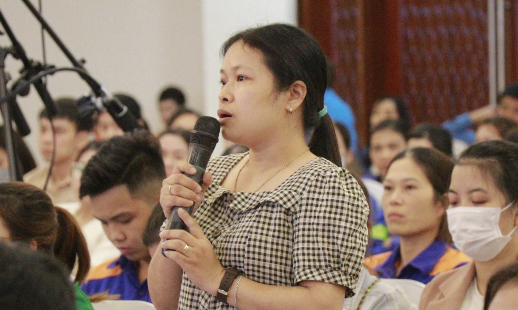 Người lao động ở Quảng Trị nêu kiến nghị vấn đề vướng mắc liên quan đến quyền lợi của người lao động. Ảnh: Hưng Thơ.