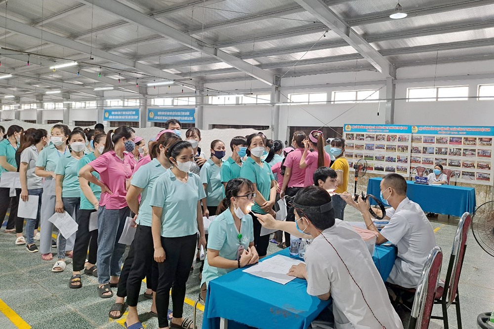 Người lao động Công ty TNHH Yakjin Việt Nam được khám sức khoẻ. Ảnh: Phạm Thị Ánh Ngọc